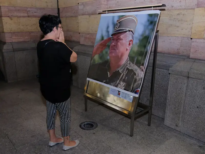 Il funerale del boia di Srebrenica e l’incubo dei Balcani: la Serbia celebra il genocida Mladić