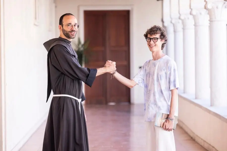 Nicola Camporiondo con un giovane frate Minore del convento di San Daniele a Lonigo. L’influencer è impegnato nella comunità cristiana della sua cittadina.