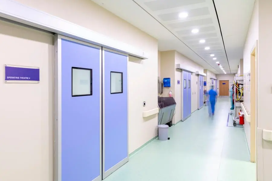 Infermiere nel corridoio di una sala operatoria