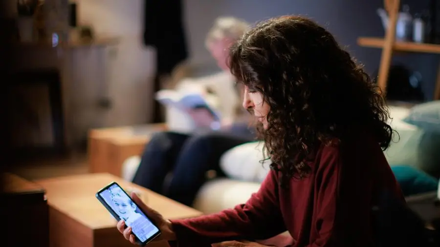 Di cosa parla la serie A testa alta, stasera su Canale 5, con Sabrina Ferilli