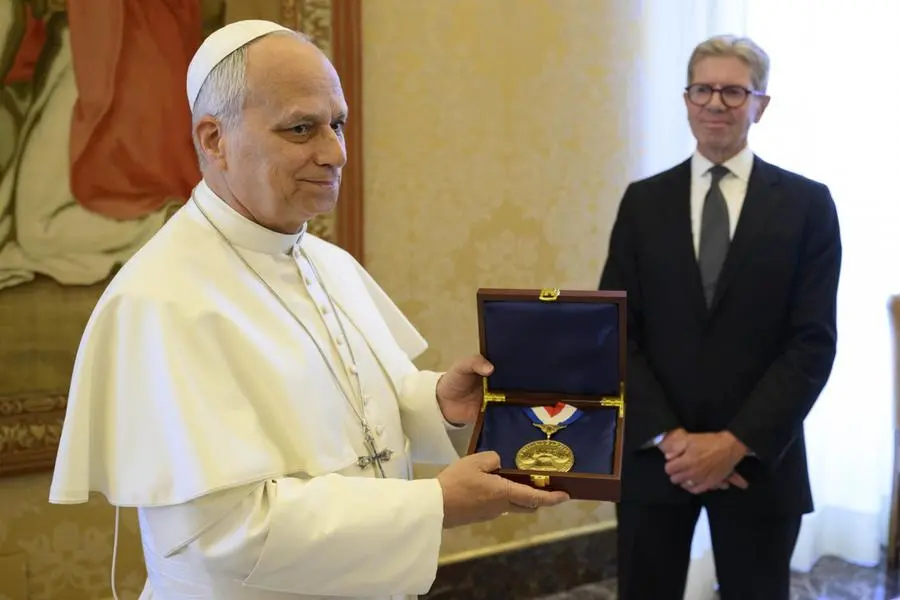 Un momento della consegna della Medaglia in Vaticano