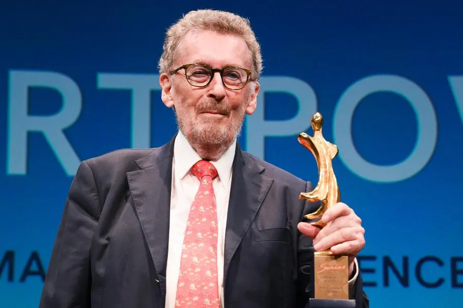 L\\'attore Robert Powell, 82 anni, col premio assegnatogli all\\u2019Italian Global Series di Rimini il 6 luglio scorso. , sebastiano stringola