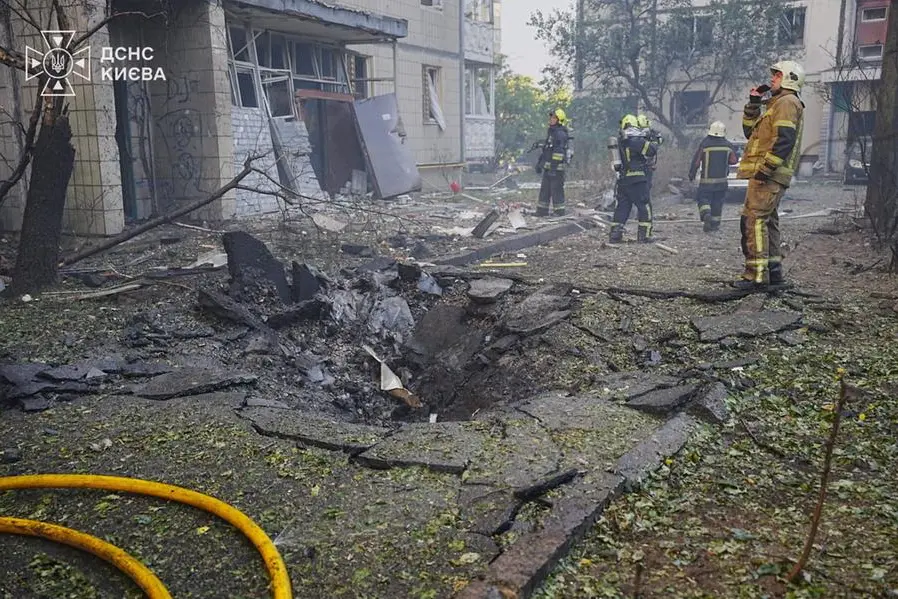Vigili del fuoco al lavoro presso un edificio colpito da un attacco russo.