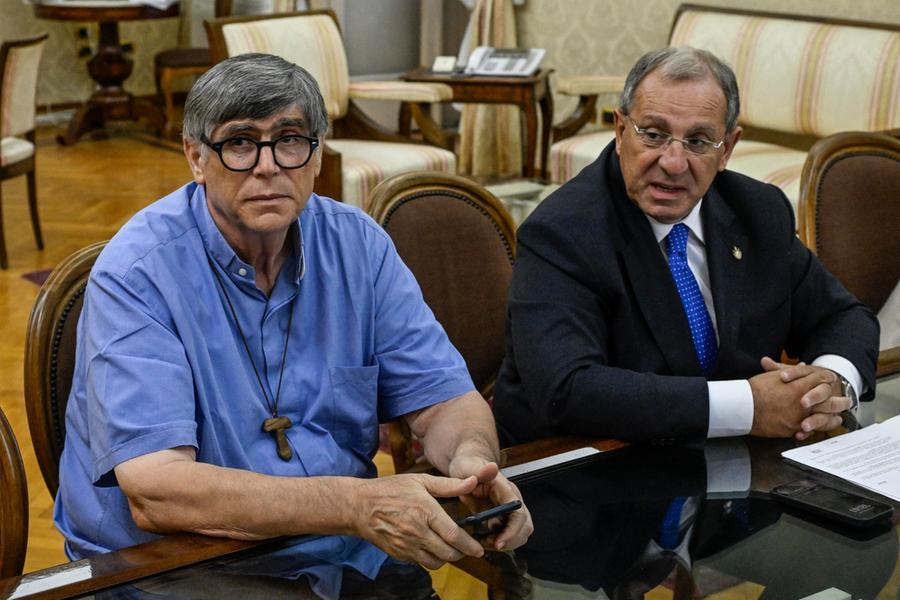 The Camorra threatens the mayor of Quarto. Don Patriciello: «We will not leave you alone» The Camorra threatens the mayor of Quarto. Don Patriciello: «We will not leave you alone»