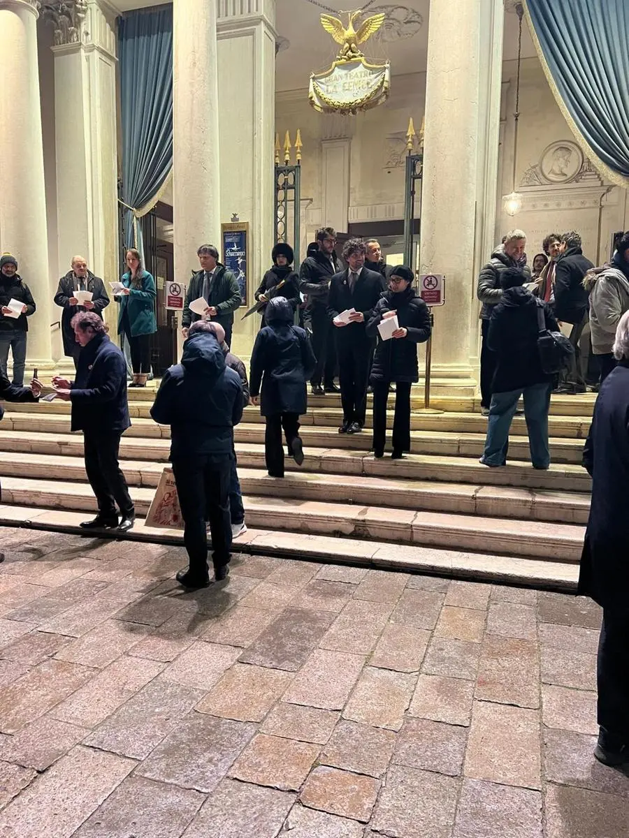 The orchestral protest leaflet in front of the theater (Ansa).