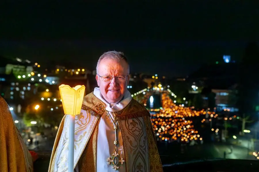 Il rettore del Santuario di Lourdes, padre Michel Daubanes, durante la processione aux flambeaux che da aprile a novembre si svolge tutte le sere sull'Esplanade del Santuario