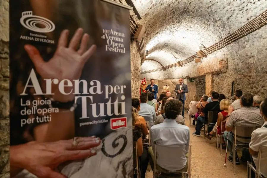 Gli spettatori iscritti hanno l\\u2019opportunit\\u00E0 di accedere al palcoscenico e ai retroscena dell\\'Arena di Verona attraverso le speciali visite guidate
