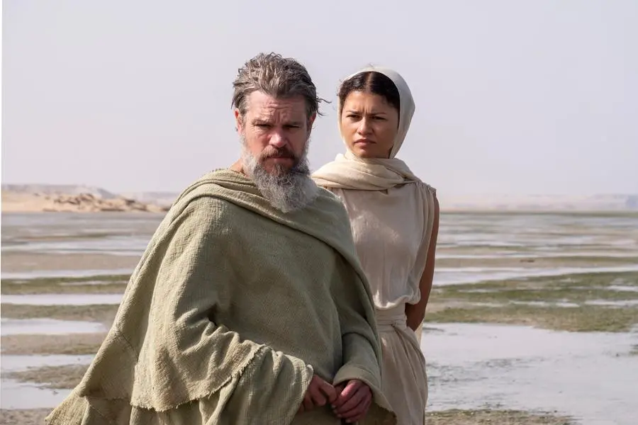 Damon con Zendaya che interpreta Athena.