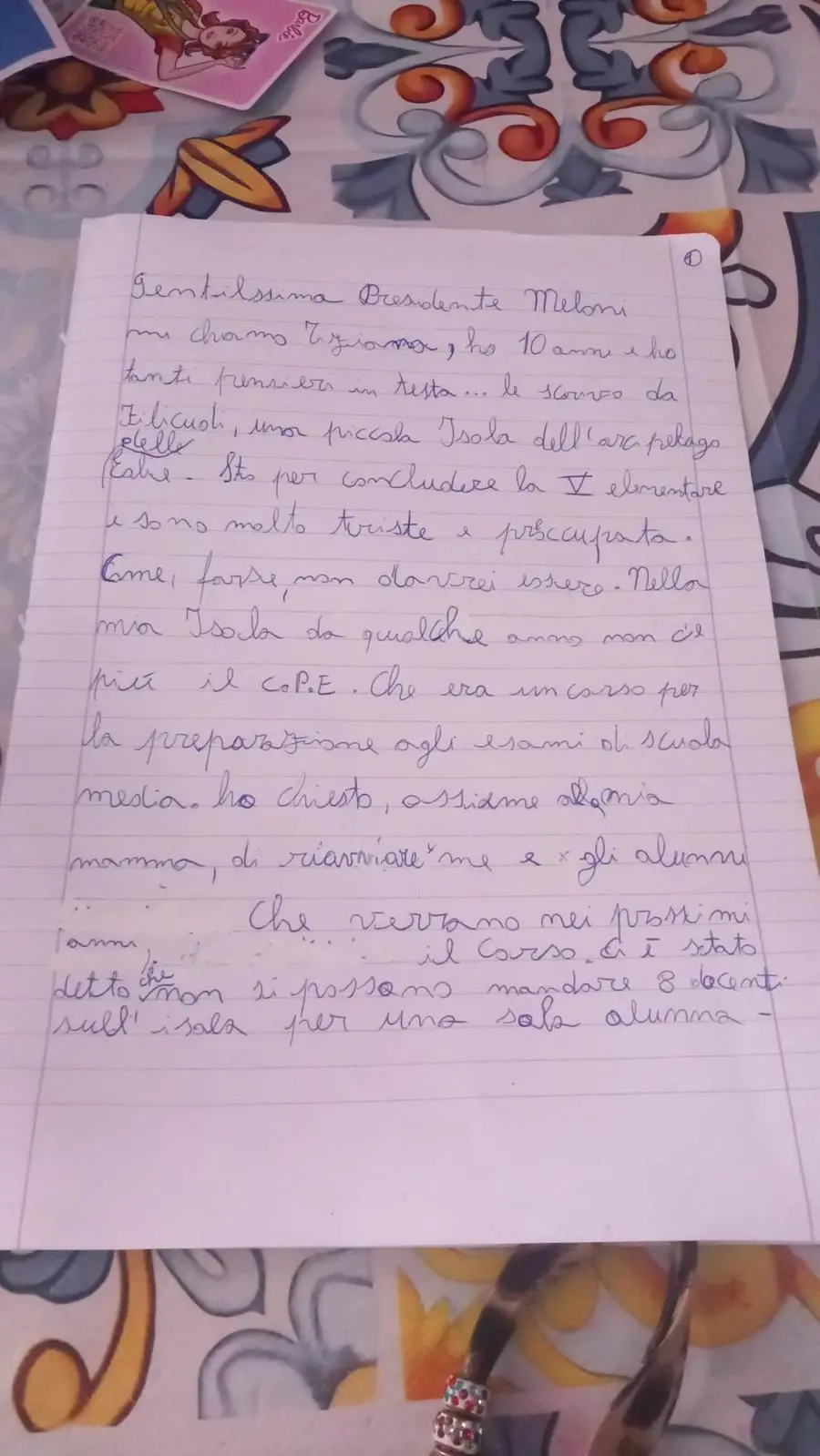 Una lettera semplice, scritta con le parole di una bambina, è stata indirizzata alla Presidente del consiglio Giorgia Meloni da Tiziana, dieci anni, alunna di quinta elementare, residente a Filicudi, nelle Eolie che per frequentare le scuole medie dovrà lasciare l'isoletta, 21 maggio 2026. ANSA (npk)
