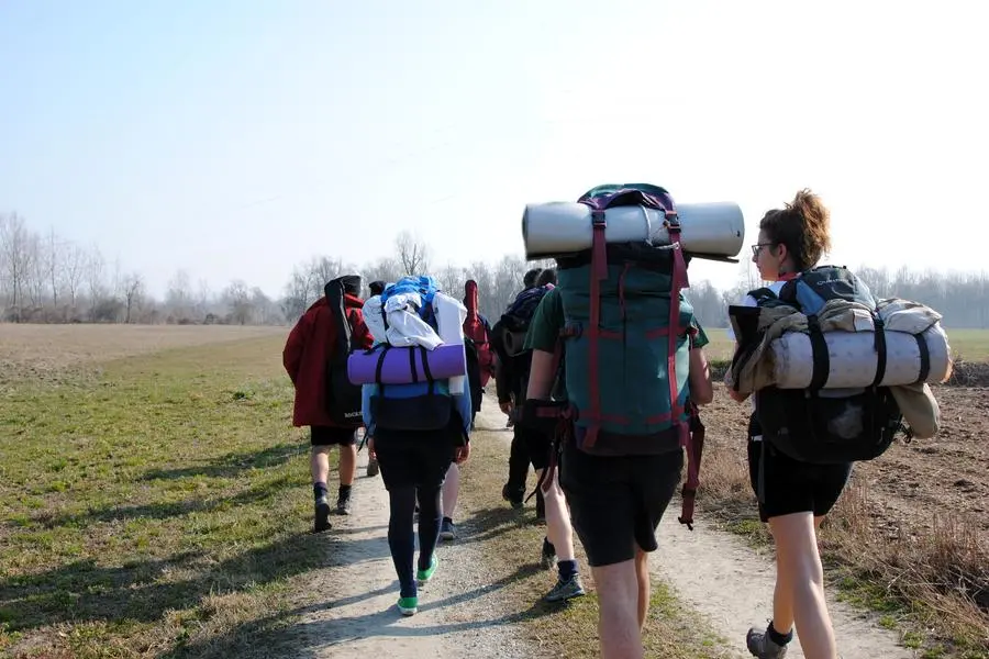 Un gruppo di guide e scout dell\\'Agesci in cammino zaini in spalla. L\\'associazione conta oggi 180 mila soci in tutta Italia , Credit: Rachele Fede