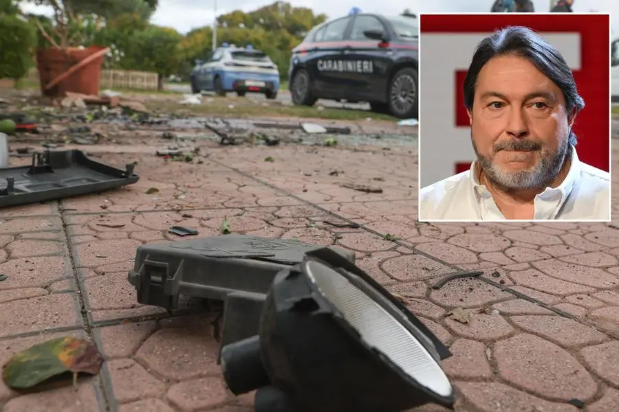 Pezzi dell'automobile di Sigfrido Ranucci, giornalista e conduttore di Report, e quella di sua figlia, dopo l'esplosione, a Campo Ascolano, frazione di Pomezia (Roma).