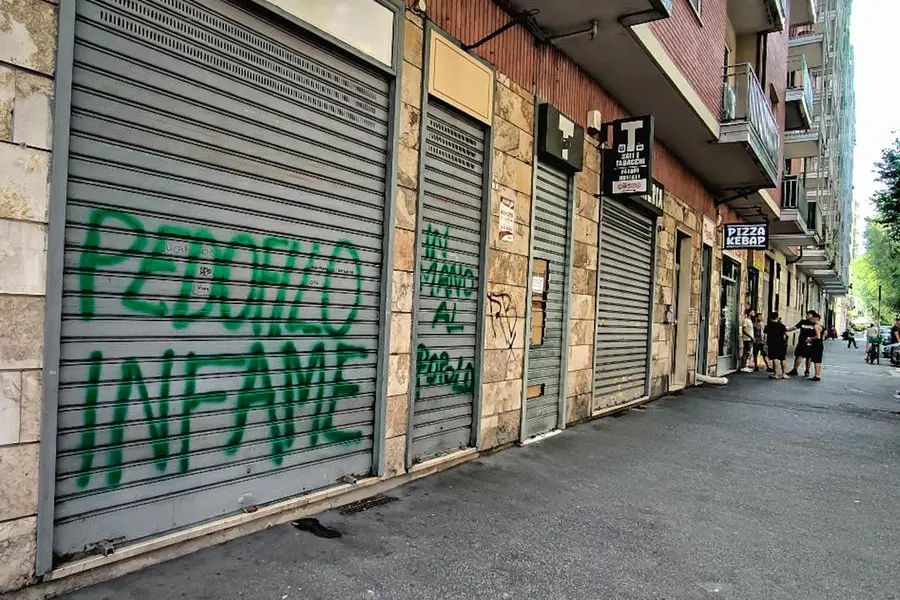 Una scritta, fatta con la vernice verde, comparsa sulla saracinesca del minimarket di Borgo Vittoria dove una ragazza di 13 anni ha sub\\u00ECto una molestia sessuale da parte di un commesso. Torino, 2 settembre 2026. , ANSA