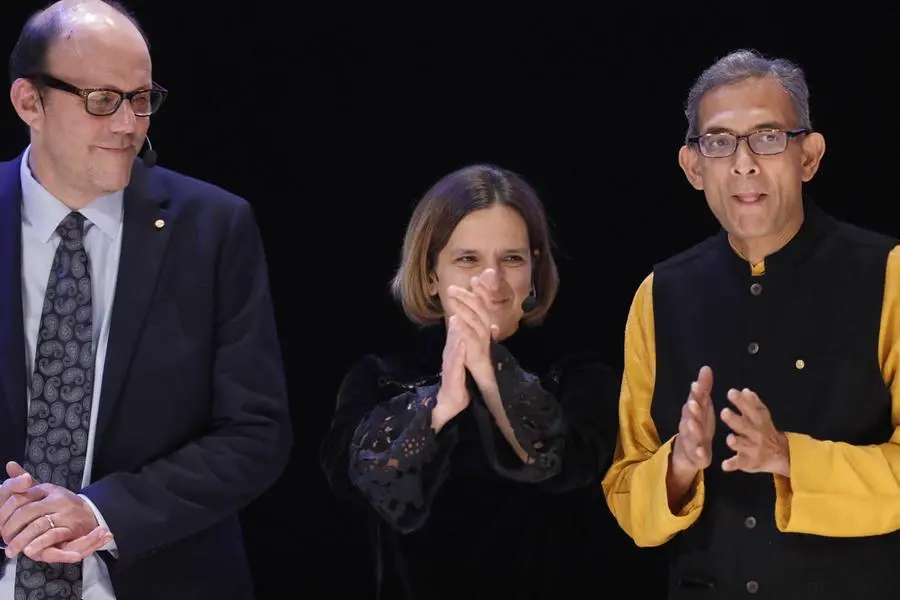 I Nobel per l'Economia del 2019. Da sinistra, Michael Kremer, Esther Duflo e Abhijit Banerjee: questi ultimi due sono moglie e marito.