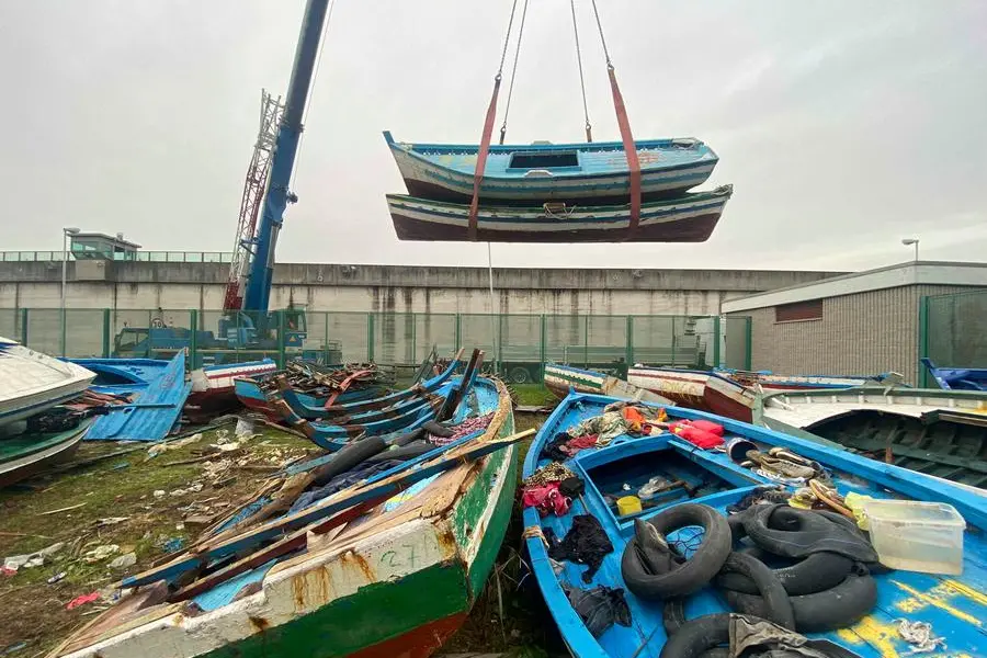 Le barche dei migranti arrivate a Lampedusa diventano la materia degli strumenti musicali.
