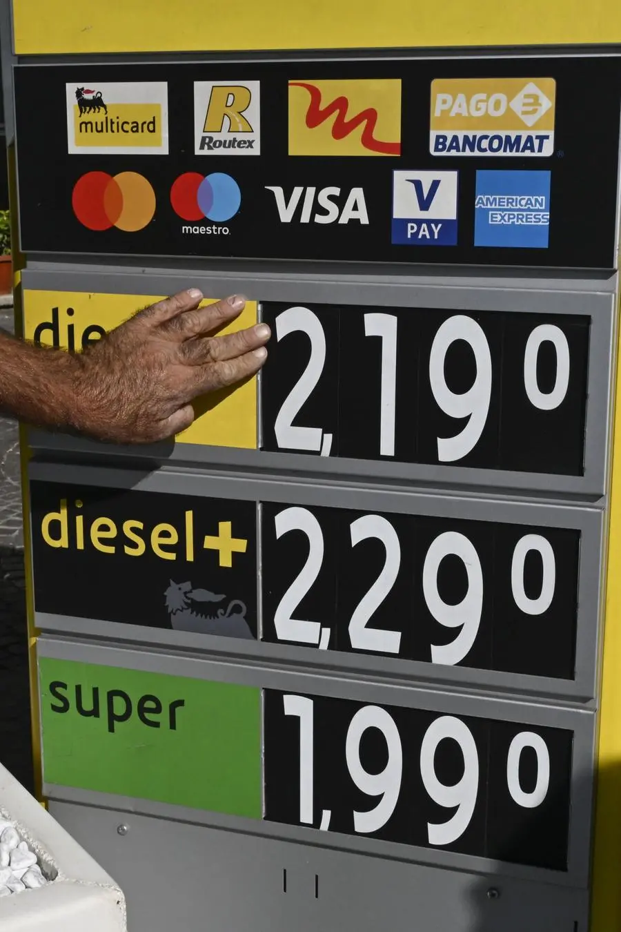 Un distributore Eni in via Colombo a Napoli, con il tetto ai prezzi del carburate fissato dalla compagnia