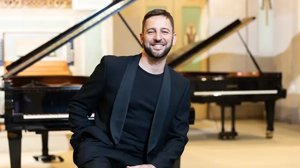 Giovanni Nesi, il pianista colpito da una malattia neurologica: «Ho ricominciato a suonare con una mano sola»
