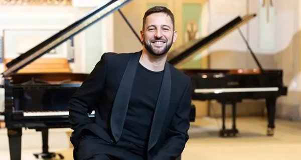 Giovanni Nesi, il pianista colpito da una malattia neurologica: «Ho ricominciato a suonare con una mano sola»