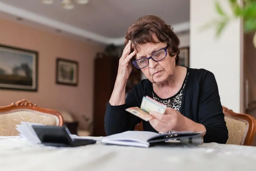 Una pensionata preoccupata per l\\'aumento delle spese , ISTOCK