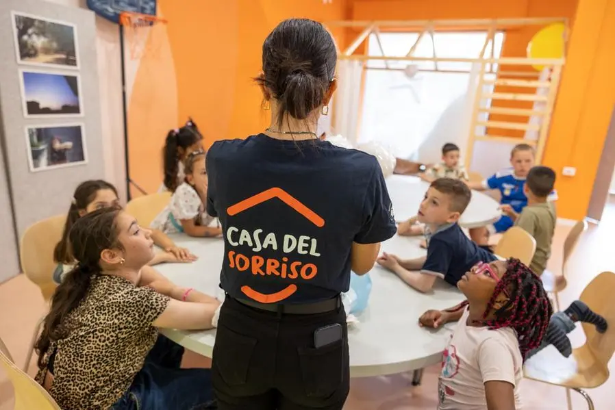 Bambini durante un\\'attivit\\u00E0 in una Casa del Sorriso di Cesvi. , Roger Lo Guarro