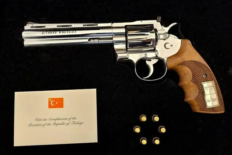 La pistola in cofanetto personalizzato regalata dal presidente turco Recep Tayyip Erdogan al presidente lituano Gitanas Naus\\u0117da e agli altri capi di stato e di governo durante il vertice della Nato ad Ankara , REUTERS