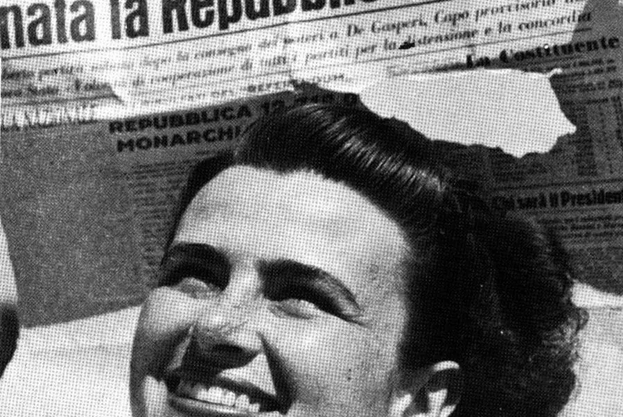 Giugno 1946, una cittadina mostra una copia dell\\'edizione del Corriere della Sera che celebra la nascita della Repubblica Italiana dopo l\\'esito del referendum. , ANSA