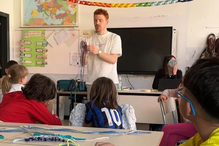Lezione di Crochet Therapy in una scuola primaria di Rho (Milano).