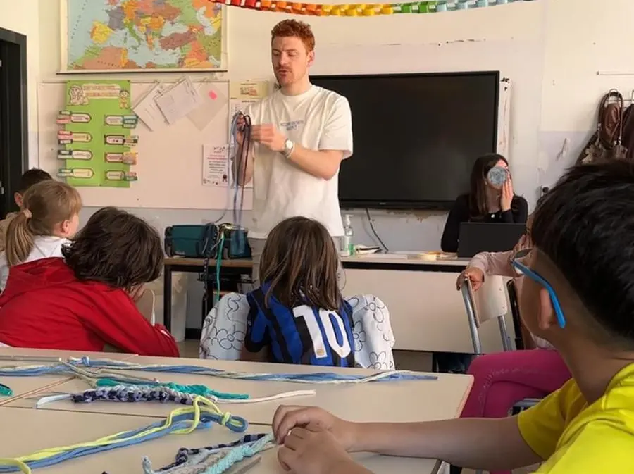 Crochet Therapy, l’uncinetto che cura: da Nord a Sud un filo che unisce generazioni e guarisce dalla solitudine