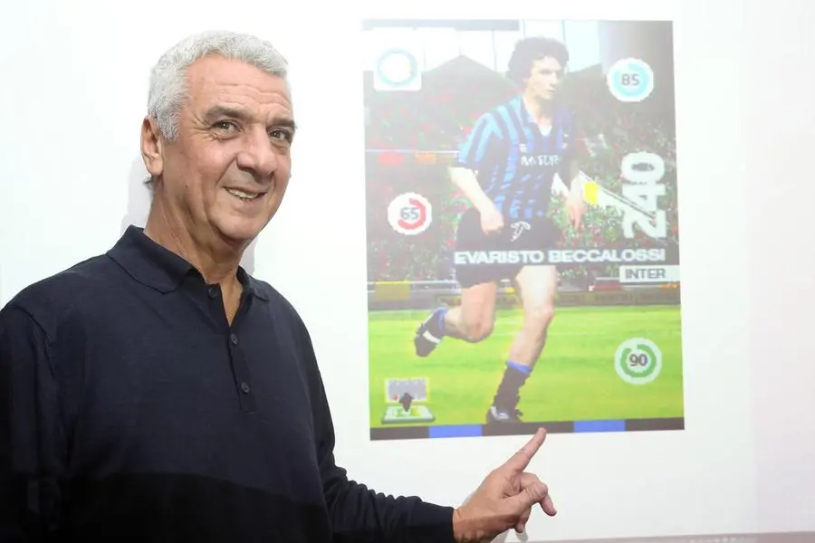 L\\'ex calciatore Evaristo Beccalossi mostra la sua card da calciatore in attivit\\u00C3 \\' nella sede della Lega Serie A in via Rosellini a Milano, in occasione della presentazione alla stampa della collezione cards Panini \"Calciatori adrenalyn XL 2015-2016\", 21 ottobre 2015. ANSA / MATTEO BAZZI , ANSA