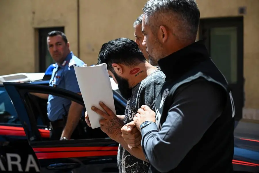 Uno dei presunti autori materiali dell'attentato al giornalista Sigfrido Ranucci esce dalla sede del Reparto Operativo - Nucleo Investigativo dei Carabinieri di via In Selci a Roma, 30 giugno 2026. ANSA/Riccardo Antimiani