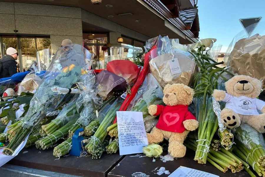 Fiori, candele e messaggi di fronte al bar Le Constellation di Crans-Montana in Svizzera, teatro della strage di Capodanno , ANSA