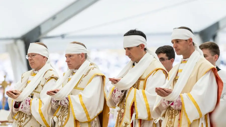 Parolin: «Dolore per lo scisma, ma la Chiesa va avanti»