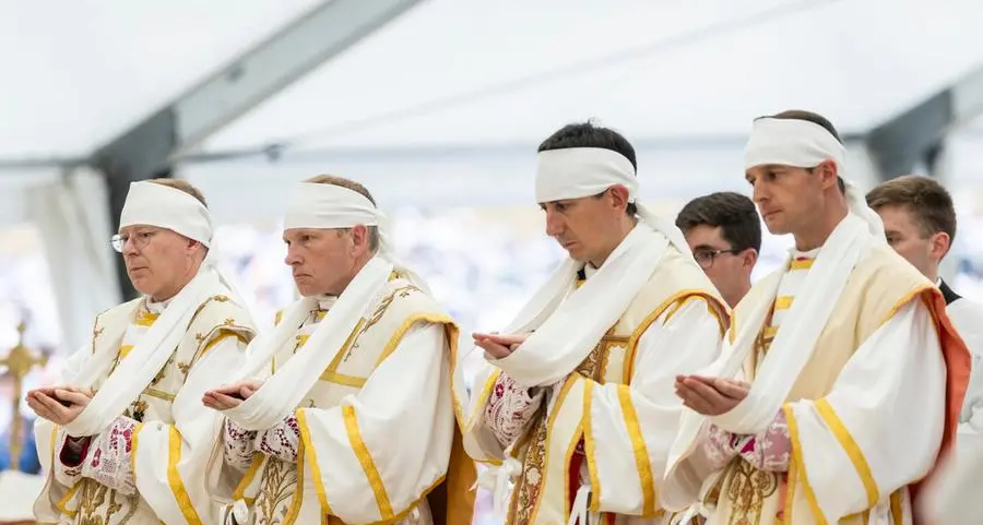 Parolin: «Dolore per lo scisma, ma la Chiesa va avanti»