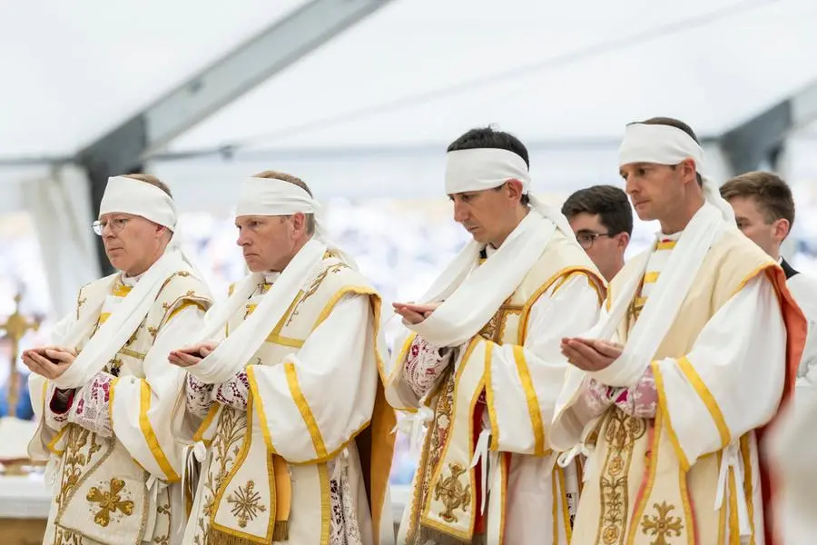 \\u00C9c\\u00F4ne (Svizzera), 1\\u00B0 luglio 2026 \\u2013 I sacerdoti Pascal Schreiber (Svizzera), Michael Goldade (Stati Uniti), Michel Poinsinet de Sivry (Francia) e Marc Hanappier (Francia) ricevono la consacrazione episcopale durante una messa pontificale organizzata dalla Fraternit\\u00E0 Sacerdotale San Pio X (lefebvriani) a \\u00C9c\\u00F4ne, in Svizzera. La consacrazione dei quattro nuovi vescovi \\u00E8 avvenuta senza mandato pontificio. (EPA/Cyril Zingaro) , EPA