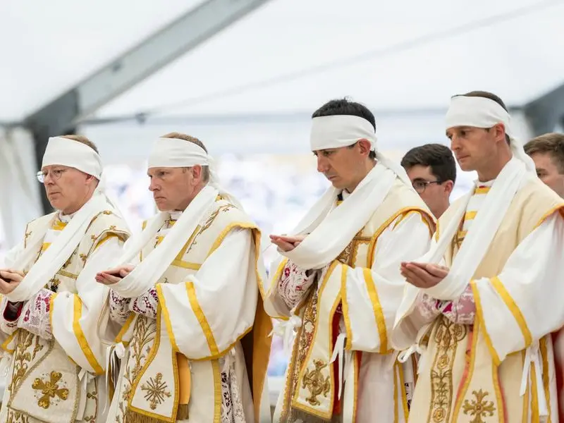 Parolin: «Dolore per lo scisma, ma la Chiesa va avanti»