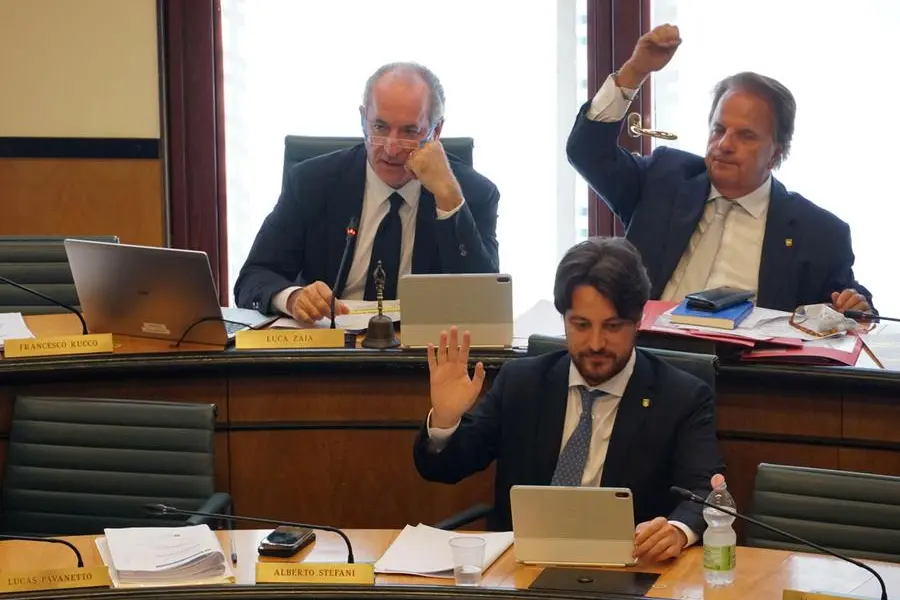 Da sinistra a destra in alto: Il presidente del Consiglio Regionale del Veneto Luca Zaia , il segretario generale Roberto Valente e il presidente della Giunta Regionale del Veneto Alberto Stefani (in basso) durante le operazioni di voto per l’approvazione della legge regionale per il fine vita assistito nella sede del Consiglio Regionale del Veneto