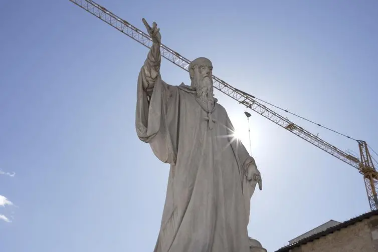La statua di San Benedetto davanti alla Basilica a lui dedicata a Norcia
