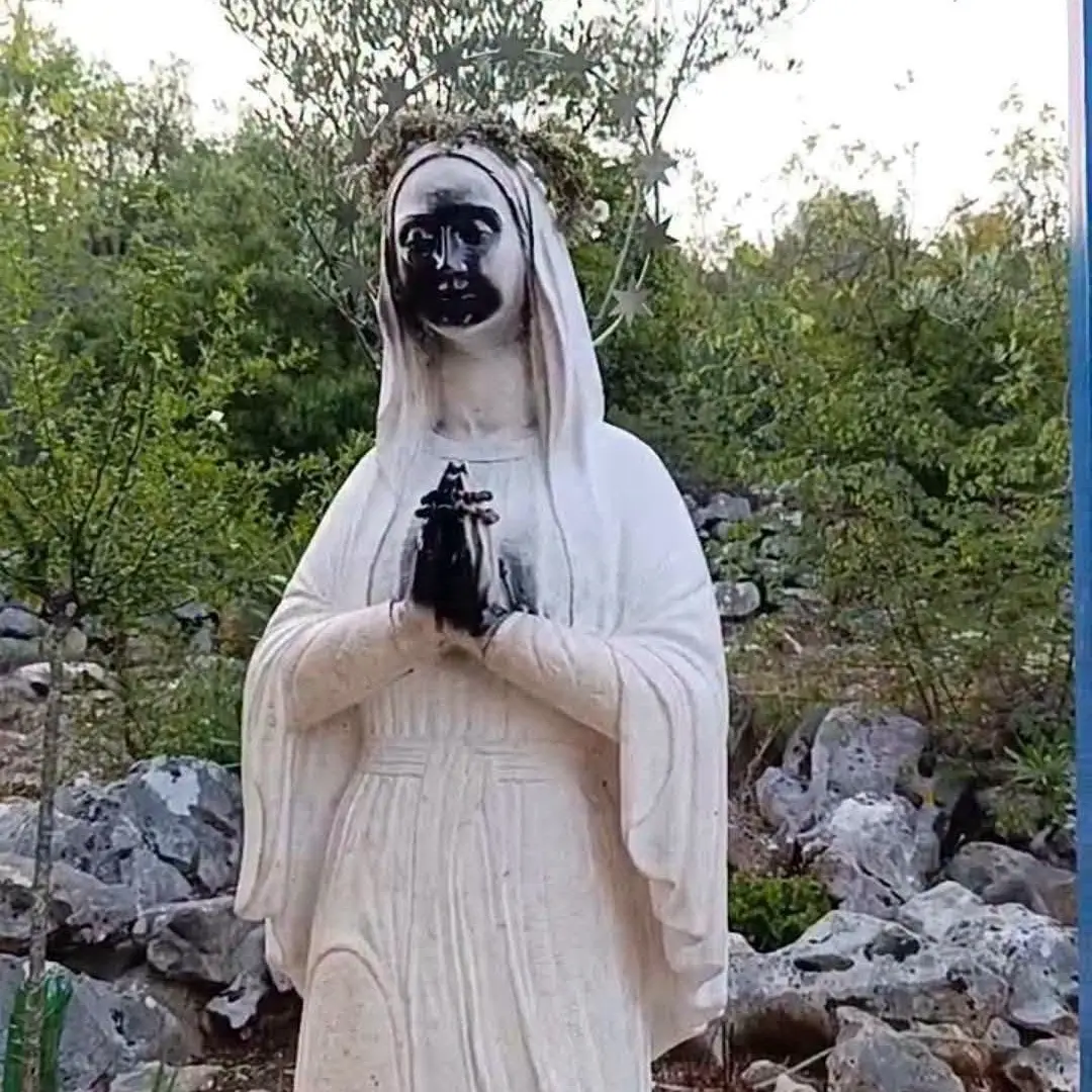 Medjugorje, operai al lavoro dopo l'atto vandalico