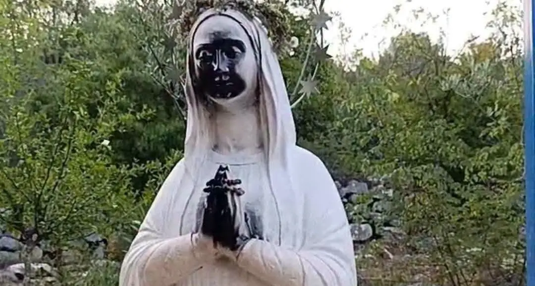 Medjugorje, operai al lavoro dopo l'atto vandalico