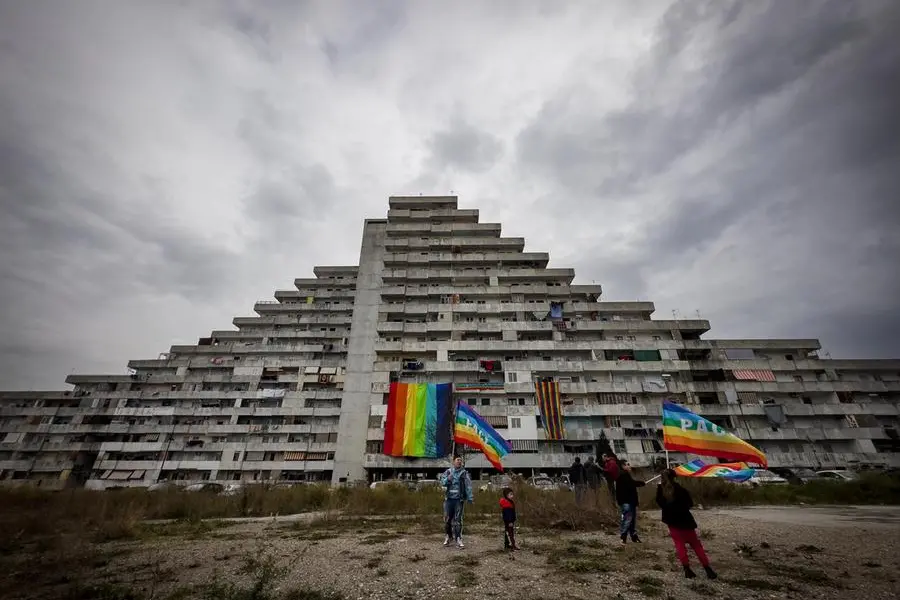 Un corteo per la pace a Scampia. Negli anni il quartiere ha intrapreso un difficile cammino di \"rinascita\" , ANSA