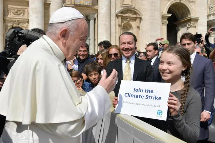 A handout image released by Vatican Media shows Pope Francis greets Swedish schoolgirl climate activist Greta Thunberg during the weekly general audience in Saint Peters Square, Vatican City, 17 April 2019. ANSA/ VATICAN MEDIA ++HO - NO SALES EDITORIAL USE ONLY++