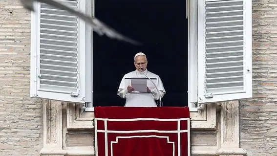 Leone XIV all’Angelus: «Riconoscere la pari dignità dell’uomo e della donna»