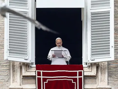 Leone XIV all’Angelus: «Riconoscere la pari dignità dell’uomo e della donna»