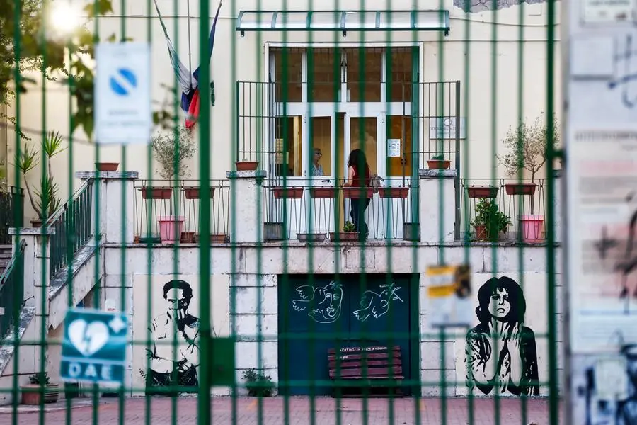 La scuola Verga a Centocelle dove un alunno di 13enne ha accoltellato un\\'insegnante , ANSA