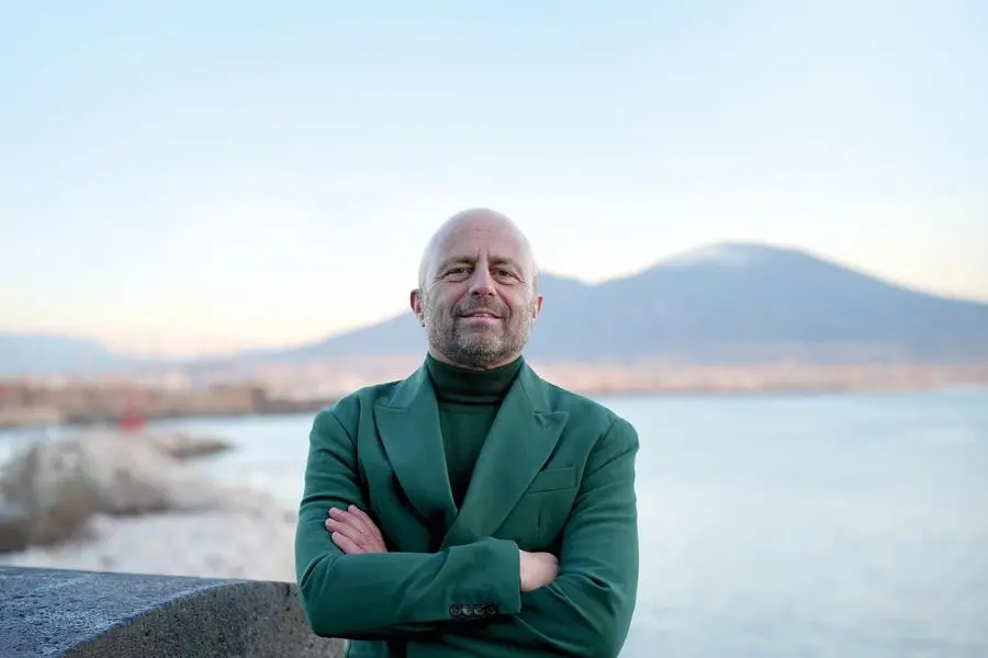 Luca Abete ha 52 anni, \\u00E8 di Avellino. Ha realizzato ben 1.800 servizi di denuncia in 21 anni. Ha iniziato la carriera lavorando come animatore alle feste dei bambini. , DA COLLABORATORE