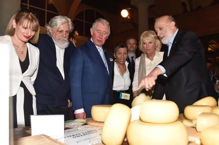 Carlo Petrini, Re Carlo e sua moglie Camilla visitano il Teatro del Sale a Firenze nel 2017.
