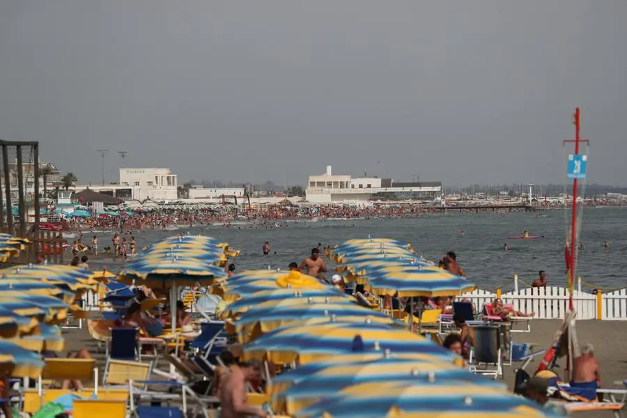 Una spiaggia affollata di bagnati sul litorale di Ostia