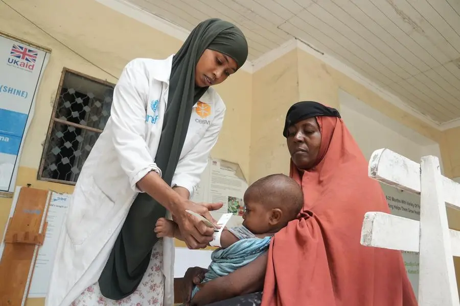 Un\\'operatrice sanitaria di CESVI in Somalia misura il livello di denutrizione di un bambino.