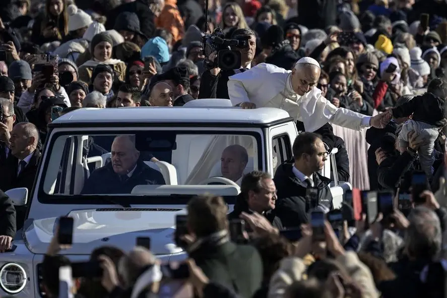 Il Papa saluta i fedeli in piazza San Pietro durante l'udienza generale