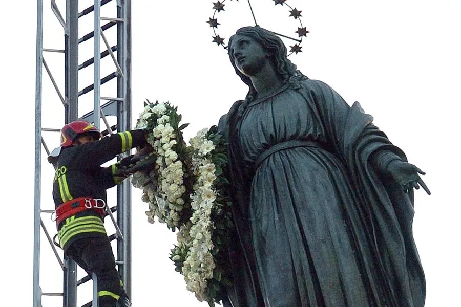 20061208 - ROMA - CRO - 8 DICEMBRE: OMAGGIO DEI VIGILI DEL FUOCO ALLA STATUA IN PIAZZA DI SPAGNA Un vigile del Fuoco pone sul braccio della statua della Madonna di piazza di Spagna a Roma, la consueta corona di fiori nel giorno dell\\' Immacolata Concezione. DE RENZIS/ANSA/DEF , ANSA