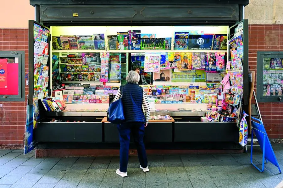 Sopra, un'edicola di giornali